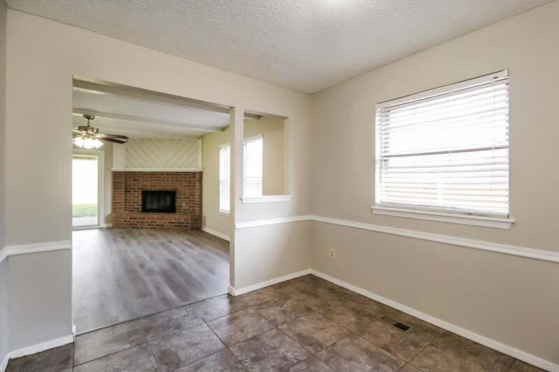 1,450/Mo, 1001 SE 9th St Moore, OK 73160 Dining Room View