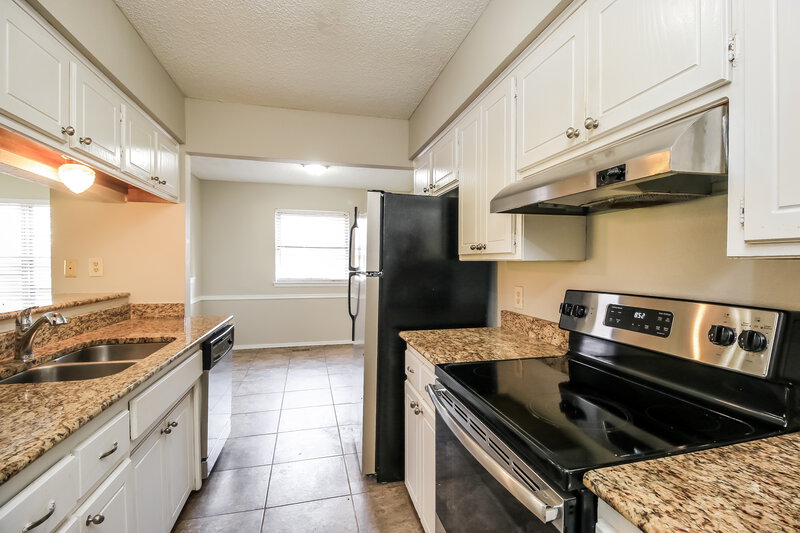 1,450/Mo, 1001 SE 9th St Moore, OK 73160 Kitchen View