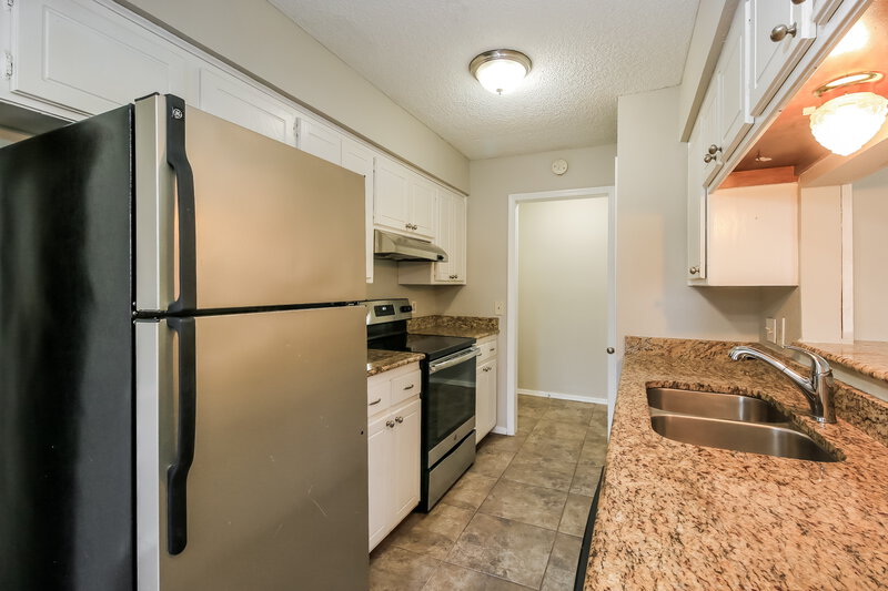 1,450/Mo, 1001 SE 9th St Moore, OK 73160 Kitchen View 2