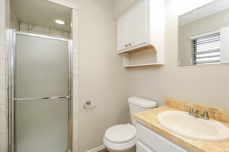 1,450/Mo, 1001 SE 9th St Moore, OK 73160 Main Bathroom View