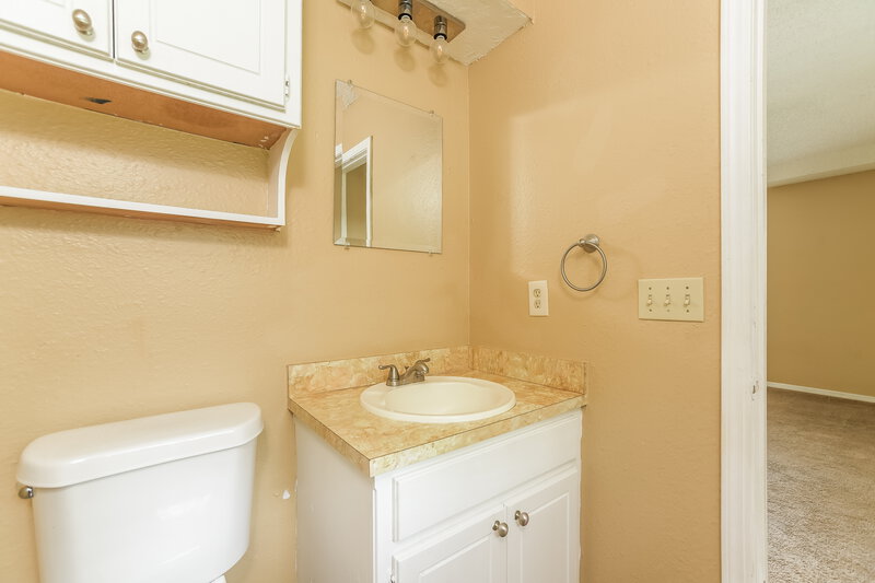 1,450/Mo, 1001 SE 9th St Moore, OK 73160 Powder Room View