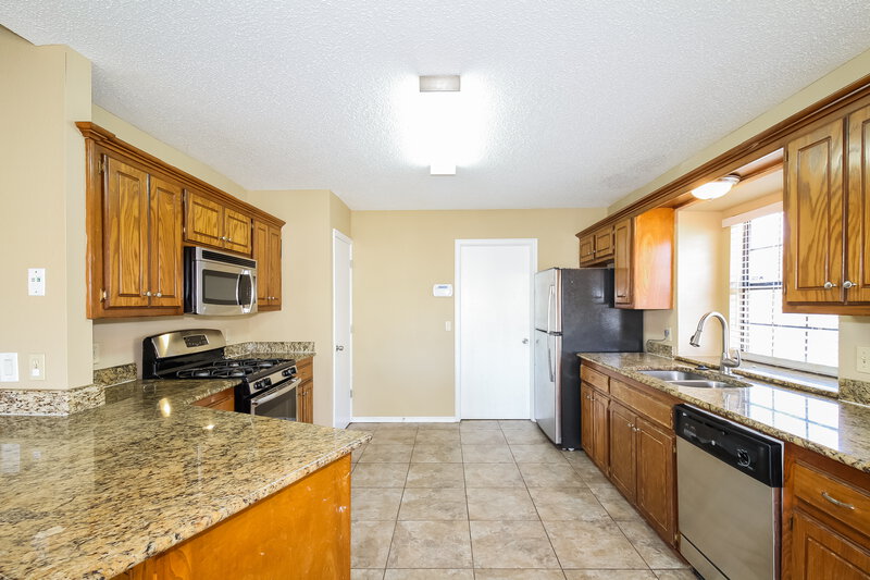 1,645/Mo, 1813 SE 14th St Moore, OK 73160 Kitchen View 2