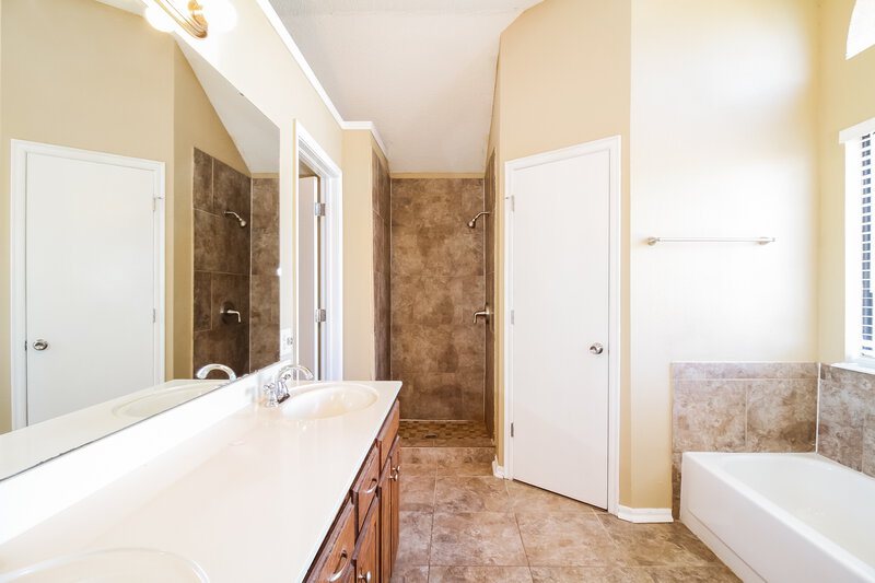 1,645/Mo, 1813 SE 14th St Moore, OK 73160 Main Bathroom View