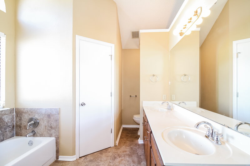 1,645/Mo, 1813 SE 14th St Moore, OK 73160 Main Bathroom View 2