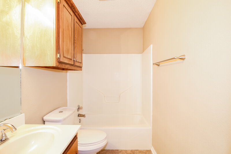 1,645/Mo, 1813 SE 14th St Moore, OK 73160 Bathroom View