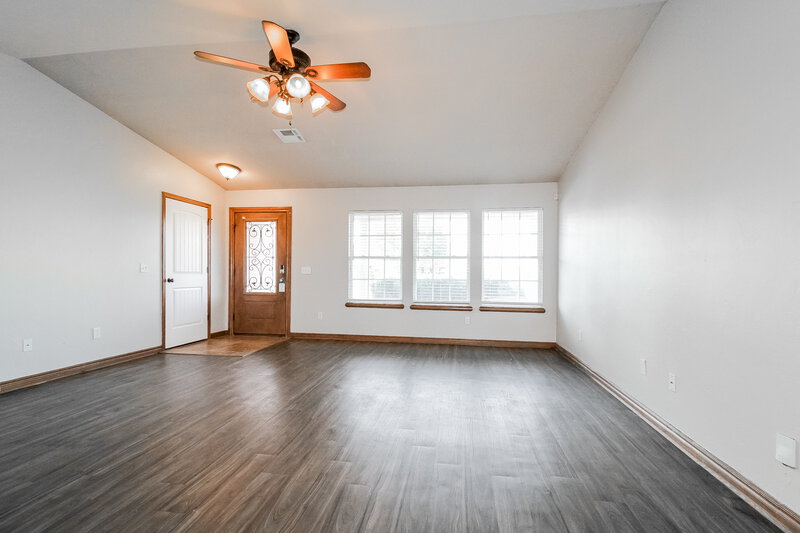 1,870/Mo, 816 Eric Circle Moore, OK 73160 Living Room View
