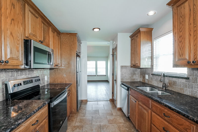 1,870/Mo, 816 Eric Circle Moore, OK 73160 Kitchen View
