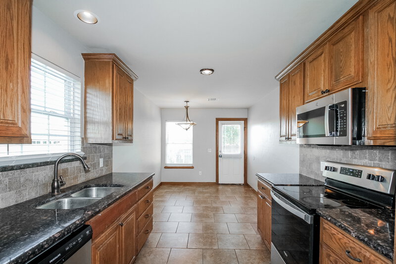 1,870/Mo, 816 Eric Circle Moore, OK 73160 Kitchen View 2