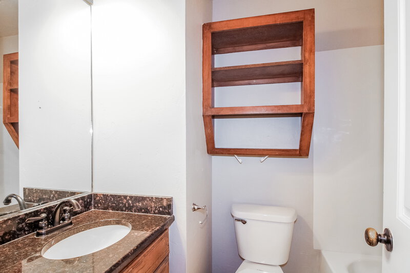 1,870/Mo, 816 Eric Circle Moore, OK 73160 Main Bathroom View