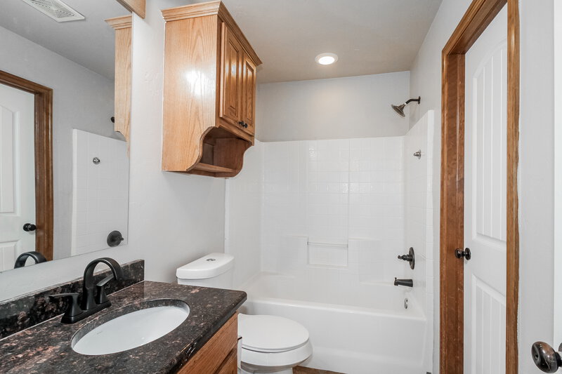 1,870/Mo, 816 Eric Circle Moore, OK 73160 Bathroom View