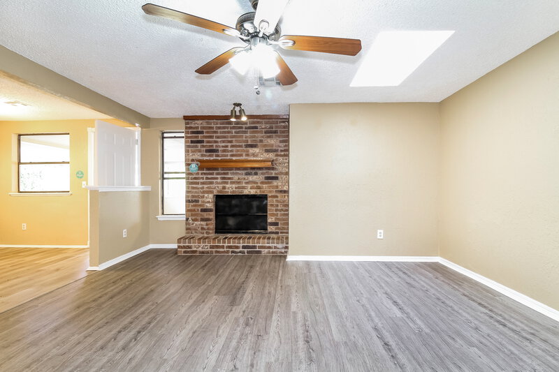 1,350/Mo, 1417 SE 9th St Moore, OK 73160 Living Room View