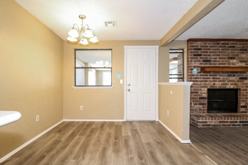 1,350/Mo, 1417 SE 9th St Moore, OK 73160 Dining Room View