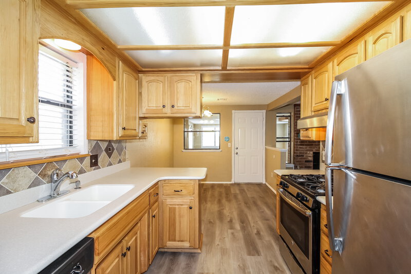 1,350/Mo, 1417 SE 9th St Moore, OK 73160 Kitchen View
