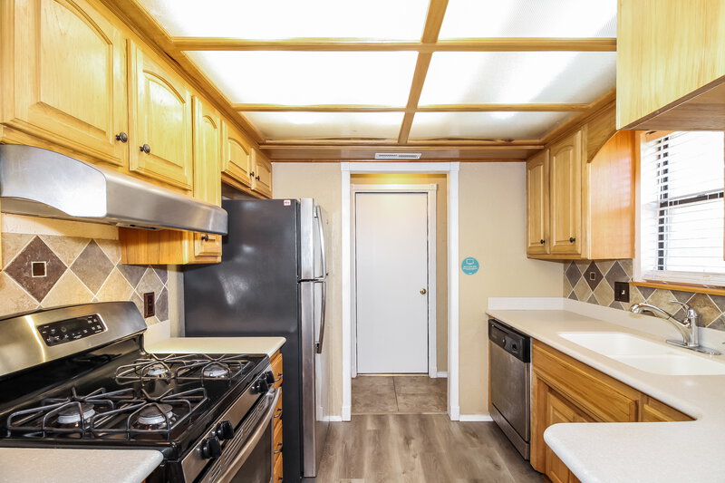1,350/Mo, 1417 SE 9th St Moore, OK 73160 Kitchen View 2