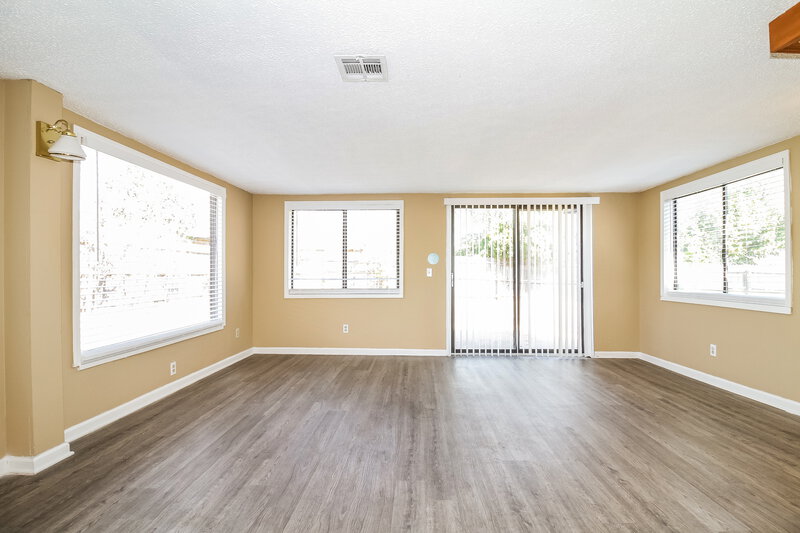 1,350/Mo, 1417 SE 9th St Moore, OK 73160 Family Room View