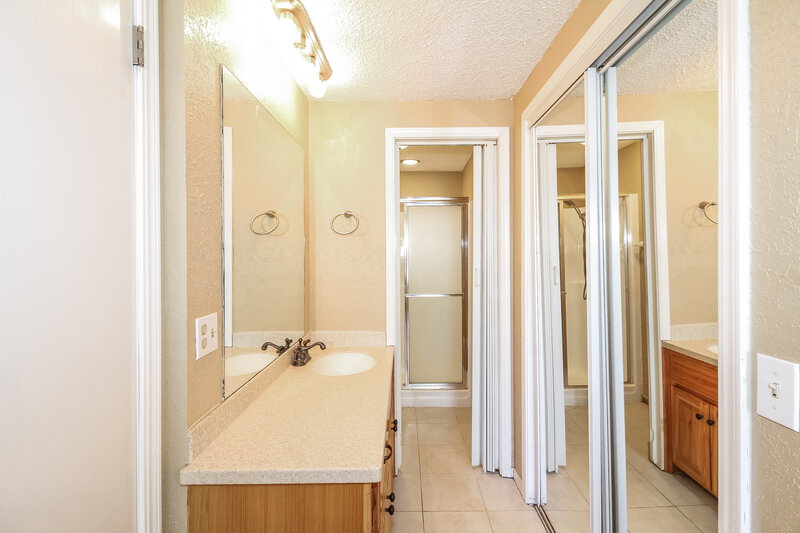 1,350/Mo, 1417 SE 9th St Moore, OK 73160 Main Bathroom View