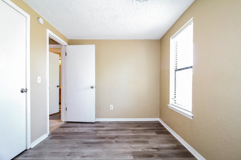 1,350/Mo, 1417 SE 9th St Moore, OK 73160 Bedroom View 4