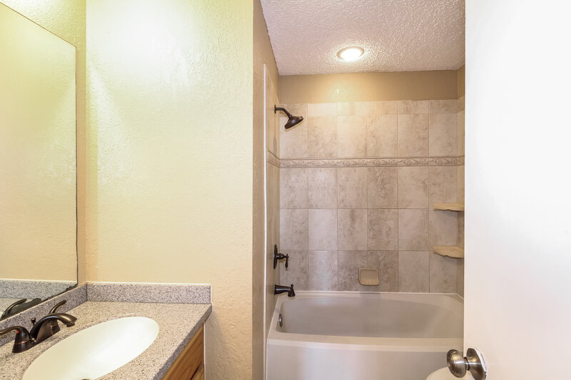 1,350/Mo, 1417 SE 9th St Moore, OK 73160 Bathroom View