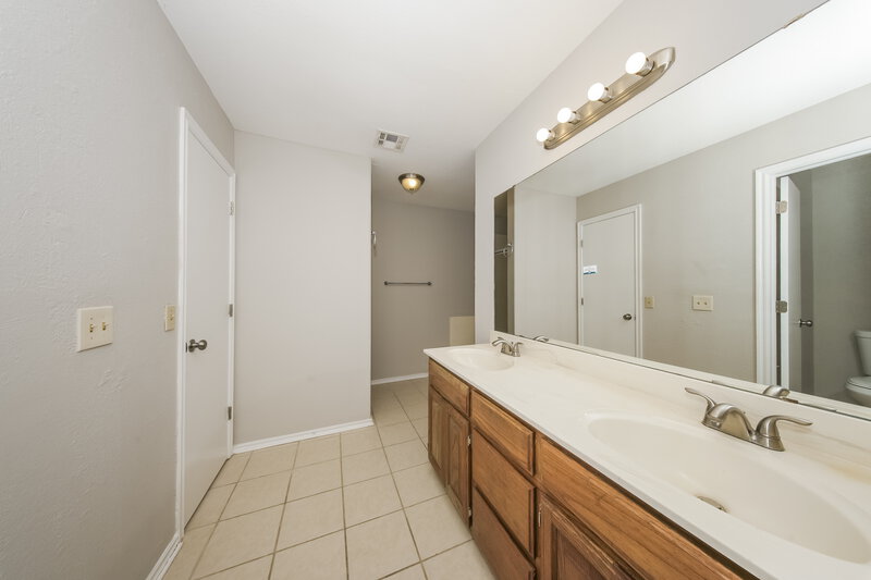 1,700/Mo, 3713 Shannon Dr Moore, OK 73160 Main Bathroom View