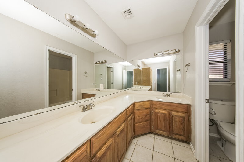 1,700/Mo, 3713 Shannon Dr Moore, OK 73160 Bathroom View