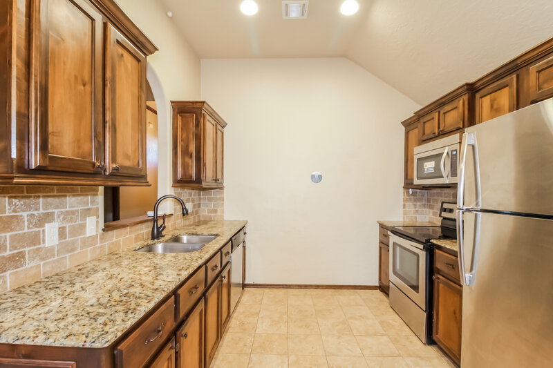 2,200/Mo, 316 Falling Leaf Terrace Moore, OK 73160 Kitchen View 2