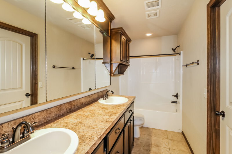 2,200/Mo, 316 Falling Leaf Terrace Moore, OK 73160 Main Bathroom View