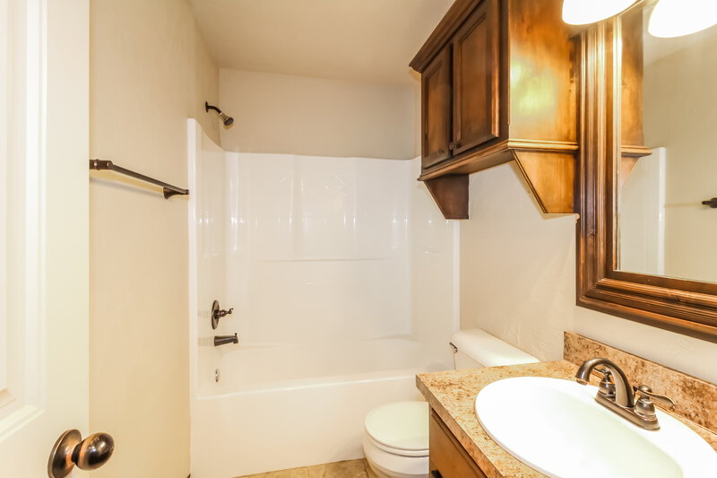 2,200/Mo, 316 Falling Leaf Terrace Moore, OK 73160 Bathroom View