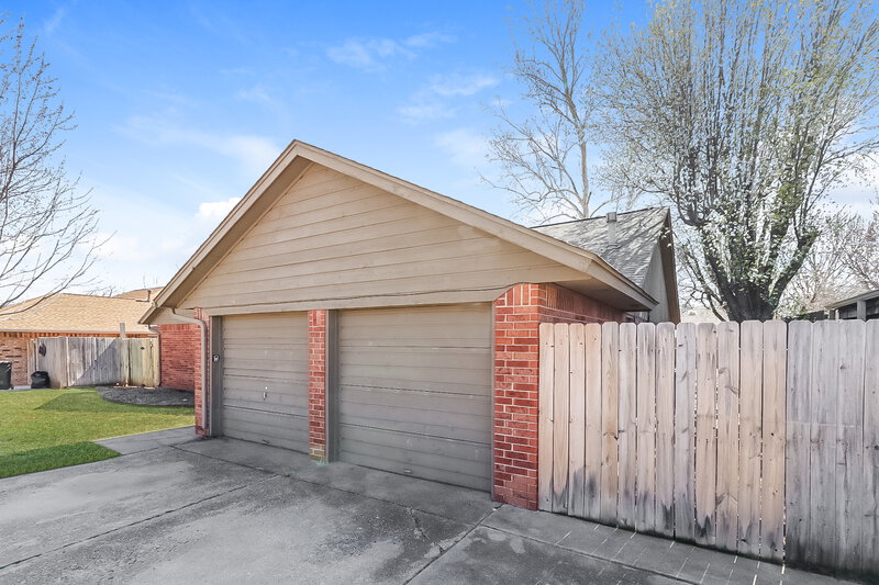 1,915/Mo, 1112 NE 21st Ct Moore, OK 73160 Front View 2