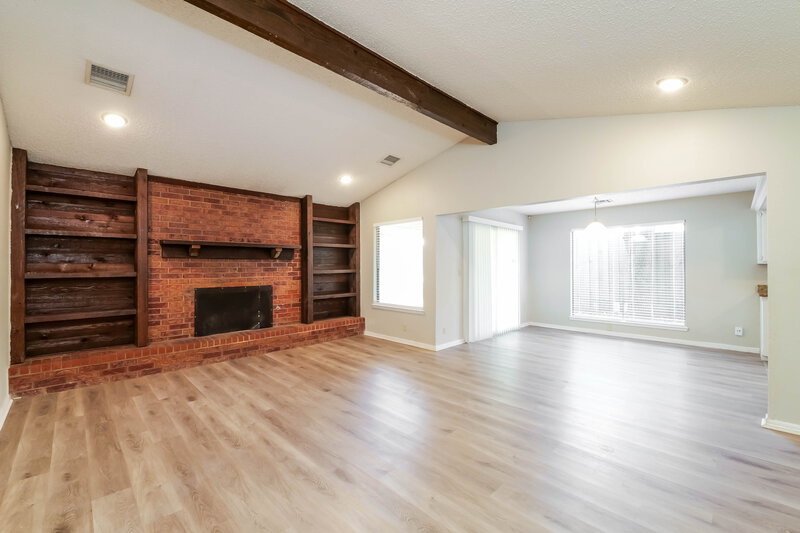 1,685/Mo, 1112 NE 21st Ct Moore, OK 73160 Living Room View