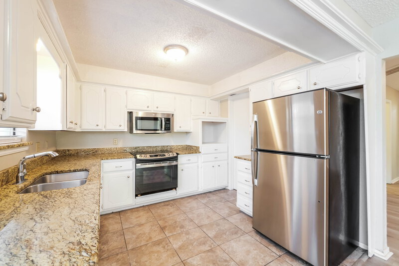 1,685/Mo, 1112 NE 21st Ct Moore, OK 73160 Kitchen View