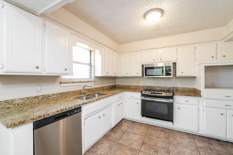 1,685/Mo, 1112 NE 21st Ct Moore, OK 73160 Kitchen View 2