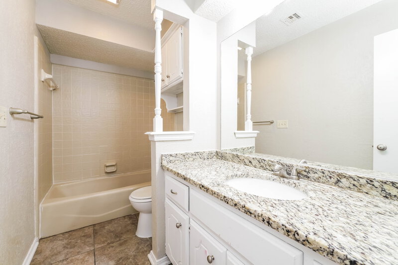 1,685/Mo, 1112 NE 21st Ct Moore, OK 73160 Main Bathroom View