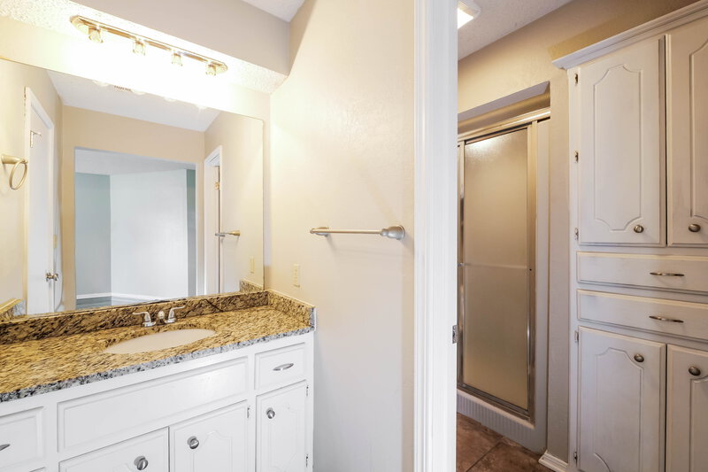 1,685/Mo, 1112 NE 21st Ct Moore, OK 73160 Bathroom View