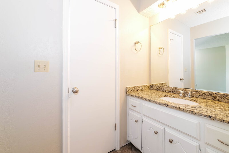 1,685/Mo, 1112 NE 21st Ct Moore, OK 73160 Bathroom View 2