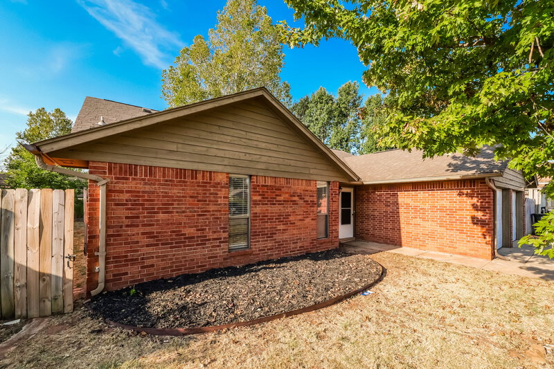 1,685/Mo, 1112 NE 21st Ct Moore, OK 73160 Rear View 2
