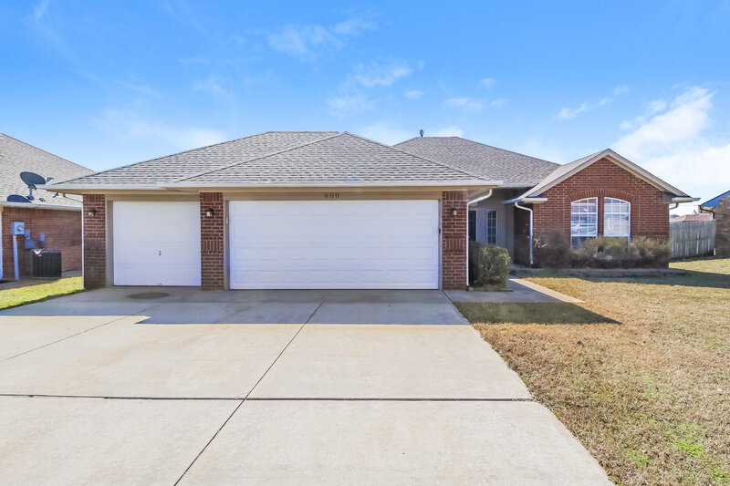 1,840/Mo, 600 NE 20th St Moore, OK 73160 External View