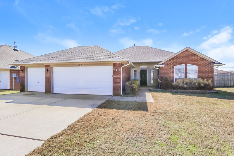 1,840/Mo, 600 NE 20th St Moore, OK 73160 Front View