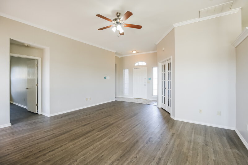 1,840/Mo, 600 NE 20th St Moore, OK 73160 Living Room View 2