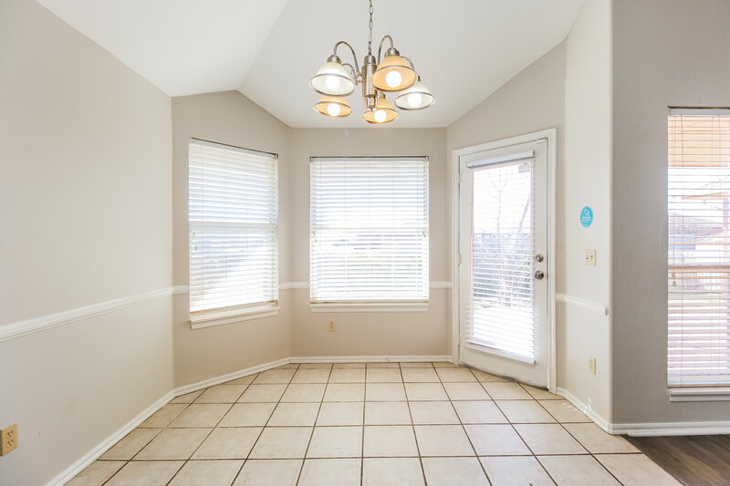 1,840/Mo, 600 NE 20th St Moore, OK 73160 Dining Room View