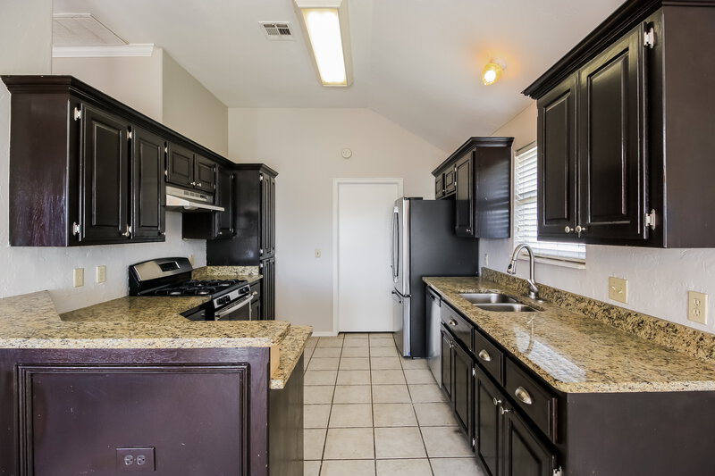 1,840/Mo, 600 NE 20th St Moore, OK 73160 Kitchen View