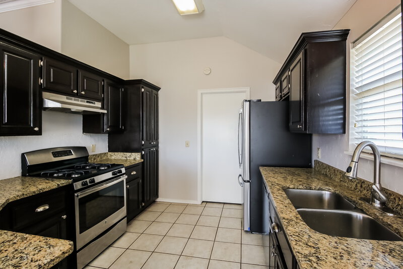 1,840/Mo, 600 NE 20th St Moore, OK 73160 Kitchen View 2