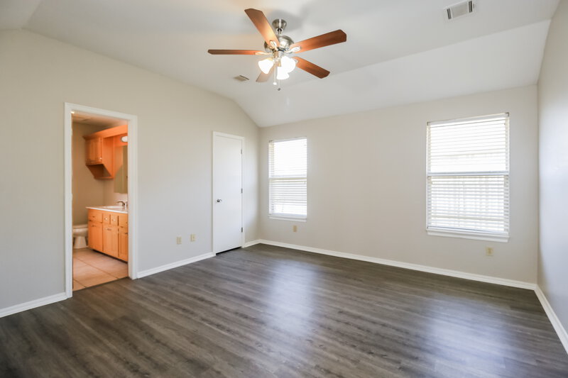 1,840/Mo, 600 NE 20th St Moore, OK 73160 Main Bedroom View