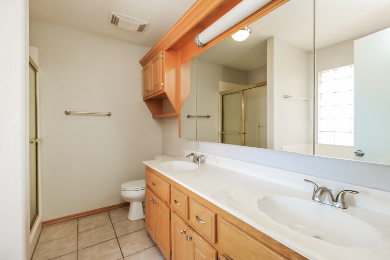 1,840/Mo, 600 NE 20th St Moore, OK 73160 Main Bathroom View