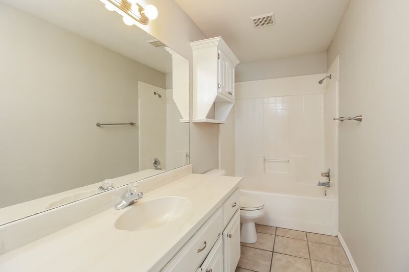 1,840/Mo, 600 NE 20th St Moore, OK 73160 Bathroom View