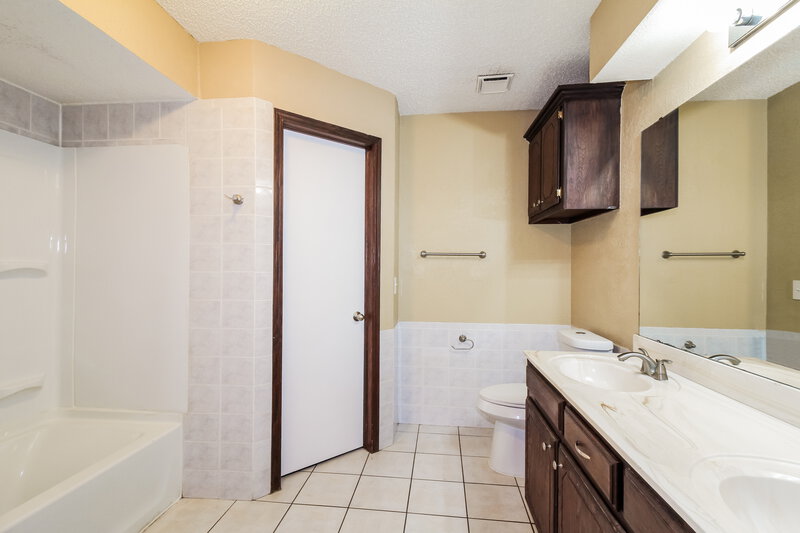 1,520/Mo, 7505 NW 115th St Oklahoma City, OK 73162 Main Bathroom View