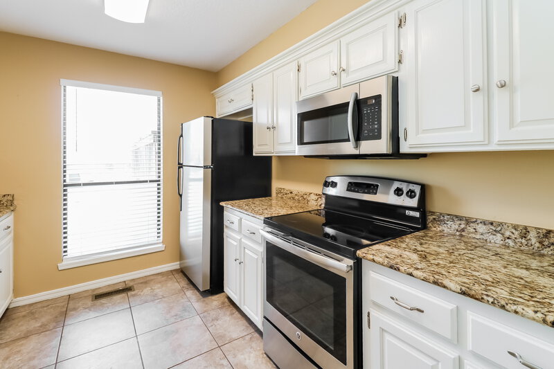 1,270/Mo, 7348 NW 101st St Oklahoma City, OK 73162 Kitchen View 2