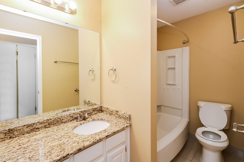 1,270/Mo, 7348 NW 101st St Oklahoma City, OK 73162 Main Bathroom View