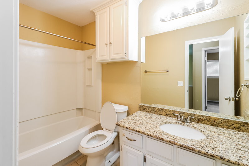 1,270/Mo, 7348 NW 101st St Oklahoma City, OK 73162 Bathroom View