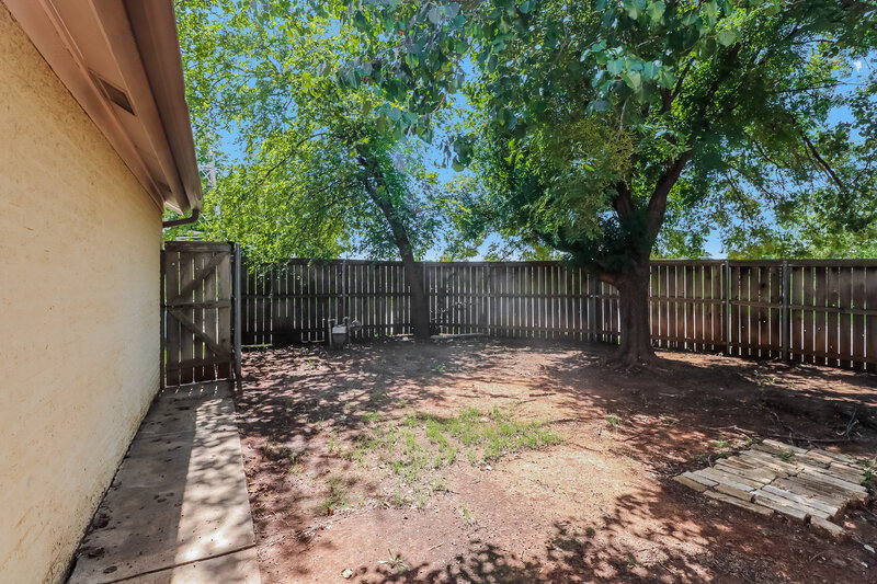 1,270/Mo, 7348 NW 101st St Oklahoma City, OK 73162 Rear View