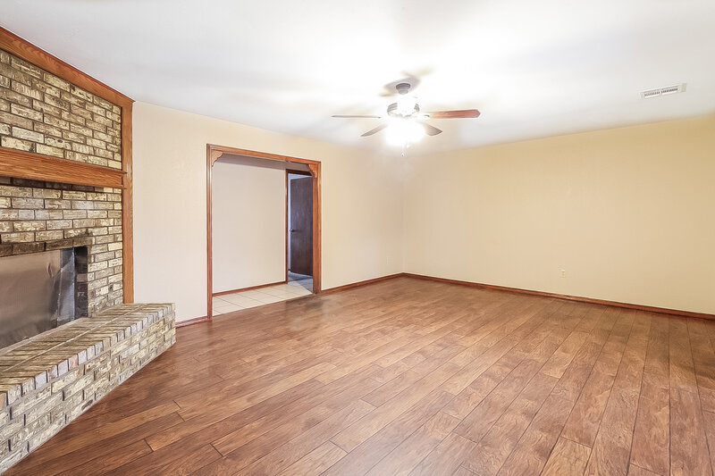 1,520/Mo, 11232 Davis Ct Oklahoma City, OK 73162 Living Room View 2
